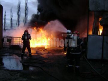 Pompierii au fost nevoiți să ducă o luptă contracronometru pentru evitarea unei explozii care ar fi îngreunat și mai mult misiunea de stingere a flăcărilor