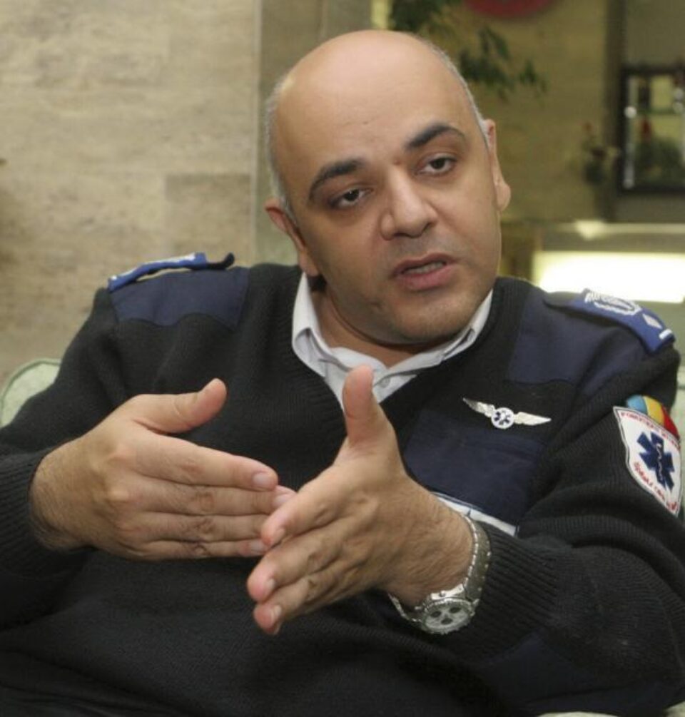 Dr.Raed Arafat: "Cine dă afară pe cine și cine câștigă piața față de cine". Foto:docromania.wordpress.com Dr.Raed Arafat: "Cine dă afară pe cine și cine câștigă piața față de cine". Foto:docromania.wordpress.com