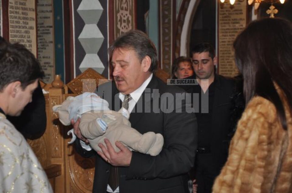 Marius Ursaciuc, nașul primilor bebeluși născuți la noua Maternitate din Gura Humorului Marius Ursaciuc, nașul primilor bebeluși născuți la noua Maternitate din Gura Humorului