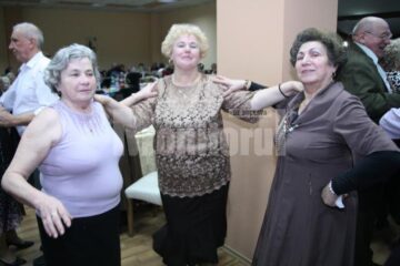 Doamnele singure nu au ezitat să danseze împreună