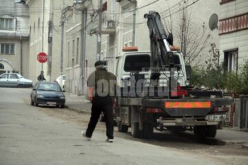 Autoutilitara cu care „hingherii” ridică mașinile