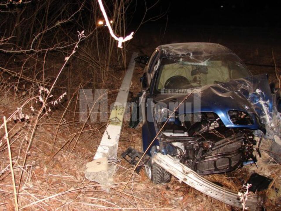 Impactul a fost foarte violent, mașina BMW punând la pământul stâlpul electric