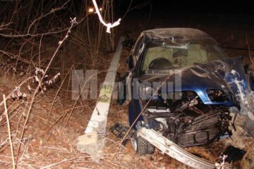 Impactul a fost foarte violent, mașina BMW punând la pământul stâlpul electric