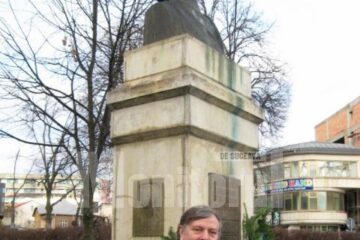 Theodor Codreanu, la monumentul lui Mihai Eminescu din Suceava
