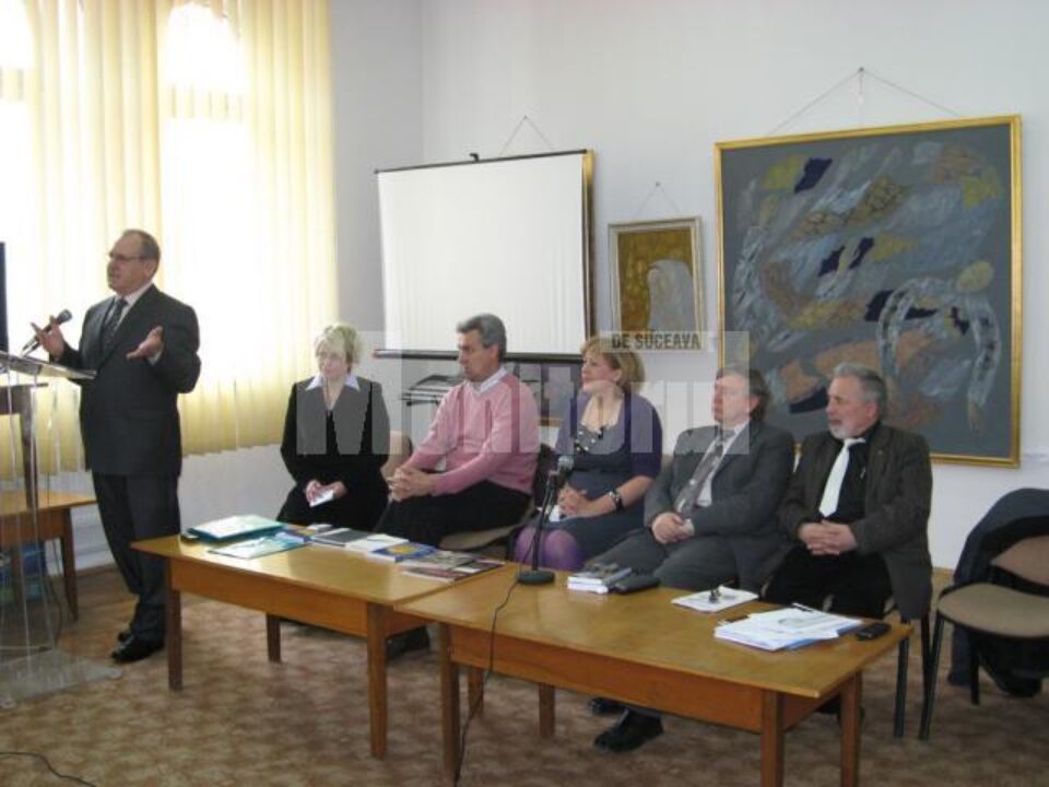 Constantin Arcu, președintele Societății Scriitorilor Bucovineni prezentând invitații Constantin Arcu, președintele Societății Scriitorilor Bucovineni prezentând invitații