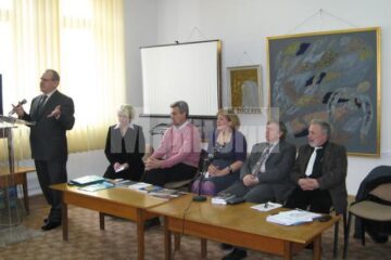 Constantin Arcu, președintele Societății Scriitorilor Bucovineni prezentând invitații