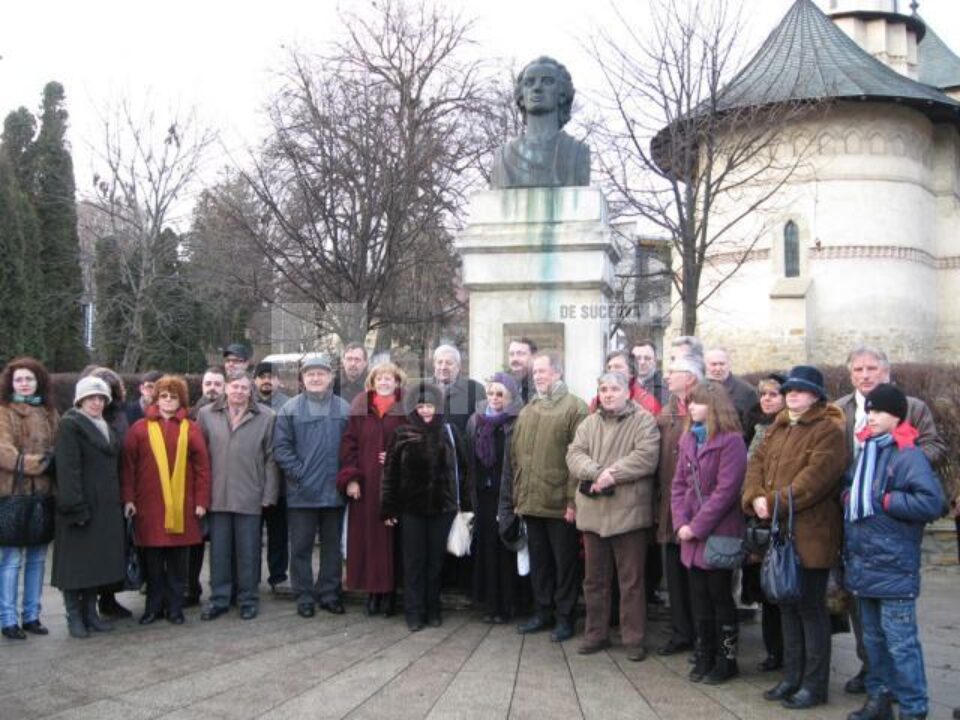 Theodor Codreanu împreună cu ceilalți participanți la depunerea coroanelor de flori la monumentul lui Eminescu din Suceava