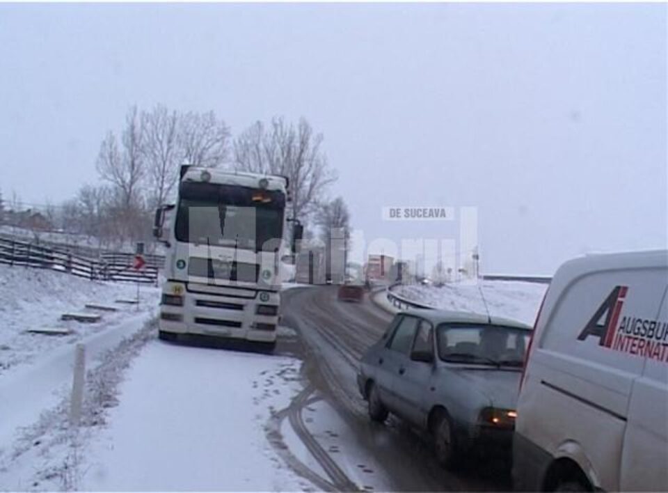 Mai puțin de jumătate de oră de ninsoare și câțiva centimetri de zăpadă au fost „ingrediente” suficiente pentru ca traficul rutier pe drumul european 576 Suceava - Gura Humorului să se blocheze