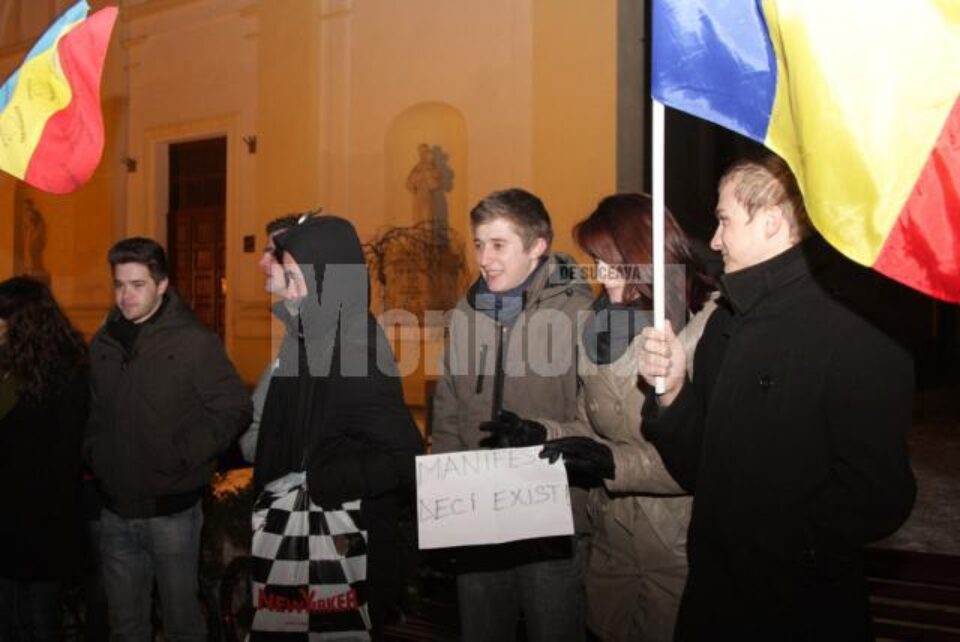 Manifestația a durat aproape două ore, timp în care protestatarii au stat în fața Bisericii Catolice