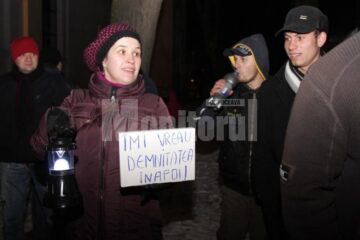 Manifestația a durat aproape două ore, timp în care protestatarii au stat în fața Bisericii Catolice