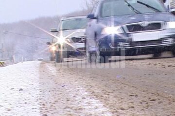 Poliția Rutieră le recomandă șoferilor să adapteze viteza la condițiile de drum și să-și echipeze mașinile cu pneuri de iarnă