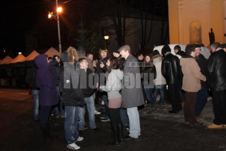 Manifestația a durat aproape două ore, timp în care protestatarii au stat în fața Bisericii Catolice