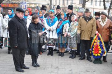 Consulul general Tatiana Popa și Vasile Bâcu, la momentul depunerii coroanelor la monumentul lui Eminescu