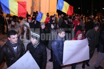 Protestatarii s-au dovedit mult mai organizați față de zilele trecute, aducând cu ei pancarte și steaguri