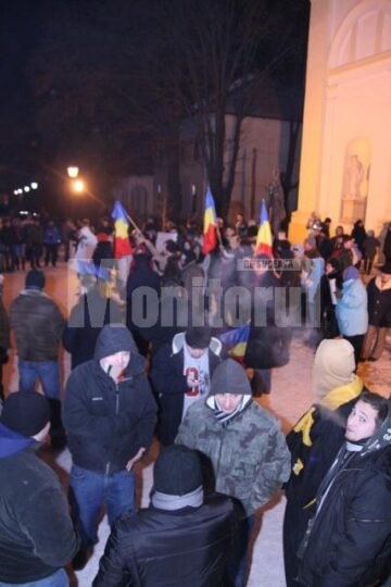 Protestatarii s-au dovedit mult mai organizați față de zilele trecute, aducând cu ei pancarte și steaguri