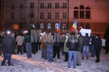 Protestatarii s-au dovedit mult mai organizați față de zilele trecute, aducând cu ei pancarte și steaguri