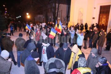 Protestatarii s-au dovedit mult mai organizați față de zilele trecute, aducând cu ei pancarte și steaguri