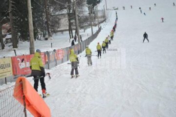 Monitorii Euroski vor preda lecții gratuit copiilor și părinților acestora, iar echipamentul va putea fi închiriat tot gratuit