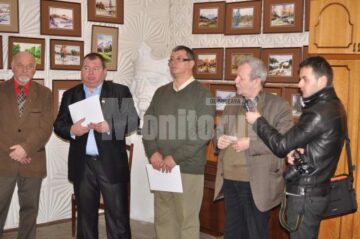 Prof. Roman Istrati prezentând expoziția de acuarelă a prof. Ioan Bodnar