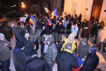 Protestatarii s-au dovedit mult mai organizați față de zilele trecute, aducând cu ei pancarte și steaguri