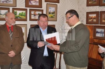 Prof. Dan Lohănel înmânându-i lui Vasile Bâcu Premiul și Diploma de excelență pentru Gazeta de Hetța