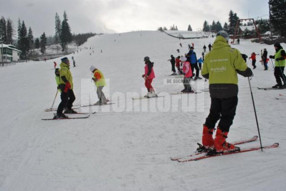 Monitorii Euroski vor preda lecții gratuit copiilor și părinților acestora, iar echipamentul va putea fi închiriat tot gratuit