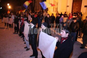 Protestatarii s-au dovedit mult mai organizați față de zilele trecute, aducând cu ei pancarte și steaguri