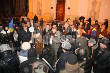 Aproximativ două sute de oameni au protestat mai bine de două ore