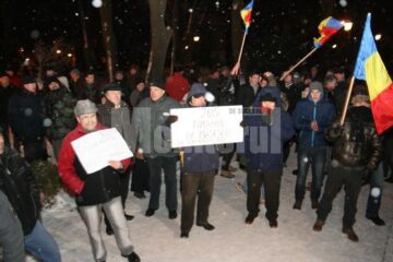 Aproximativ două sute de oameni au protestat mai bine de două ore