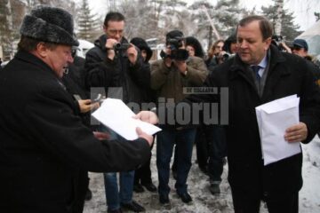Gheorghe Flutur a înmânat ieri cheile și actele a cinci microbuze școlare care vor ajunge în localități din mediul rural