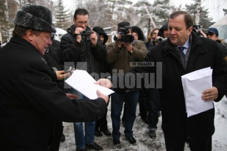 Gheorghe Flutur a înmânat ieri cheile și actele a cinci microbuze școlare care vor ajunge în localități din mediul rural Gheorghe Flutur a înmânat ieri cheile și actele a cinci microbuze școlare care vor ajunge în localități din mediul rural