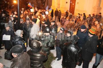 Aproximativ două sute de oameni au protestat mai bine de două ore