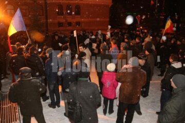 Aproximativ două sute de oameni au protestat mai bine de două ore