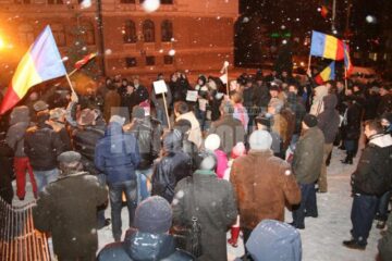 Aproximativ două sute de oameni au protestat mai bine de două ore