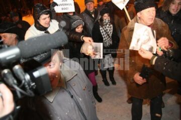Aproximativ două sute de oameni au protestat mai bine de două ore