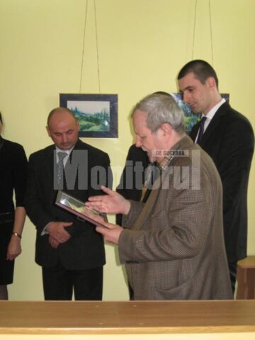 Prof. Roman Istrati cu Diploma de merit conferită deputatului Ioan Bălan