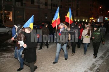 La protestul de ieri seara din fața Palatului Administrativ au fost mai puțin de o sută de persoane