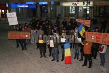 La protestul de ieri seara din fața Palatului Administrativ au fost mai puțin de o sută de persoane