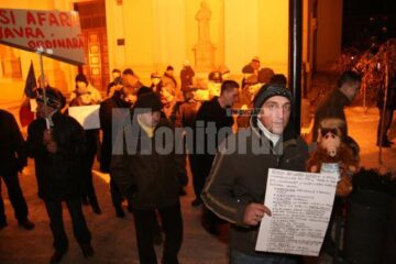 La protestul de ieri seara din fața Palatului Administrativ au fost mai puțin de o sută de persoane