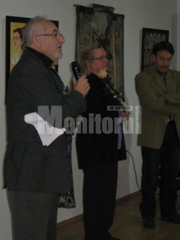Criticul de artă Valentin Ciucă, Lucia Pușcașu și Iulian Asimionesei - coordonatorii proiectului catalogului salonului