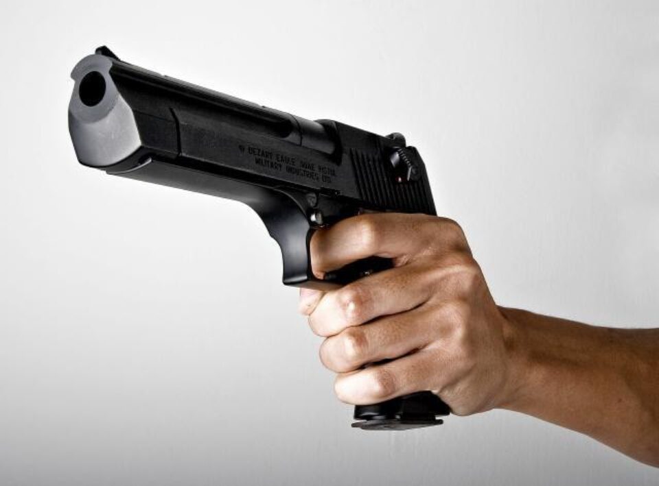 Amenințări cu pistolul și toporul între două familii, de la o ceartă a copiilor lor la școală