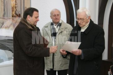 Președintele Gheorghe Flutur înmânându-i Diploma de excelență lui Alexandru Jauca