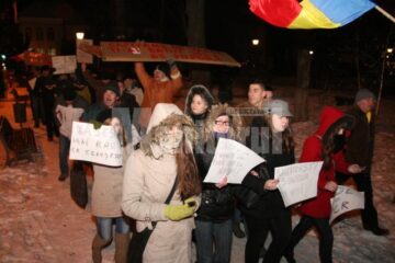 La protestul de ieri seara din fața Palatului Administrativ au fost mai puțin de o sută de persoane