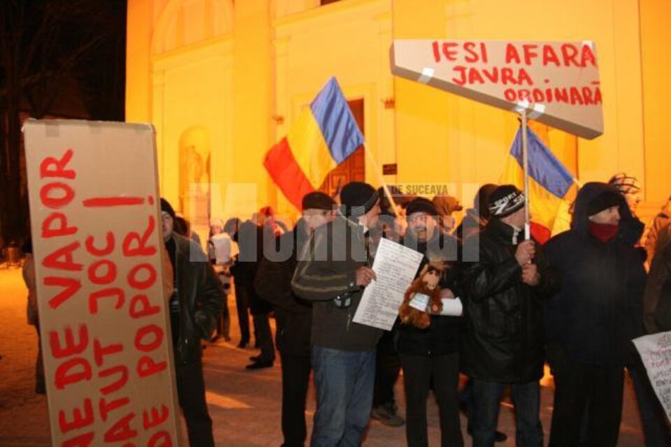 La protestul de ieri seara din fața Palatului Administrativ au fost mai puțin de o sută de persoane La protestul de ieri seara din fața Palatului Administrativ au fost mai puțin de o sută de persoane