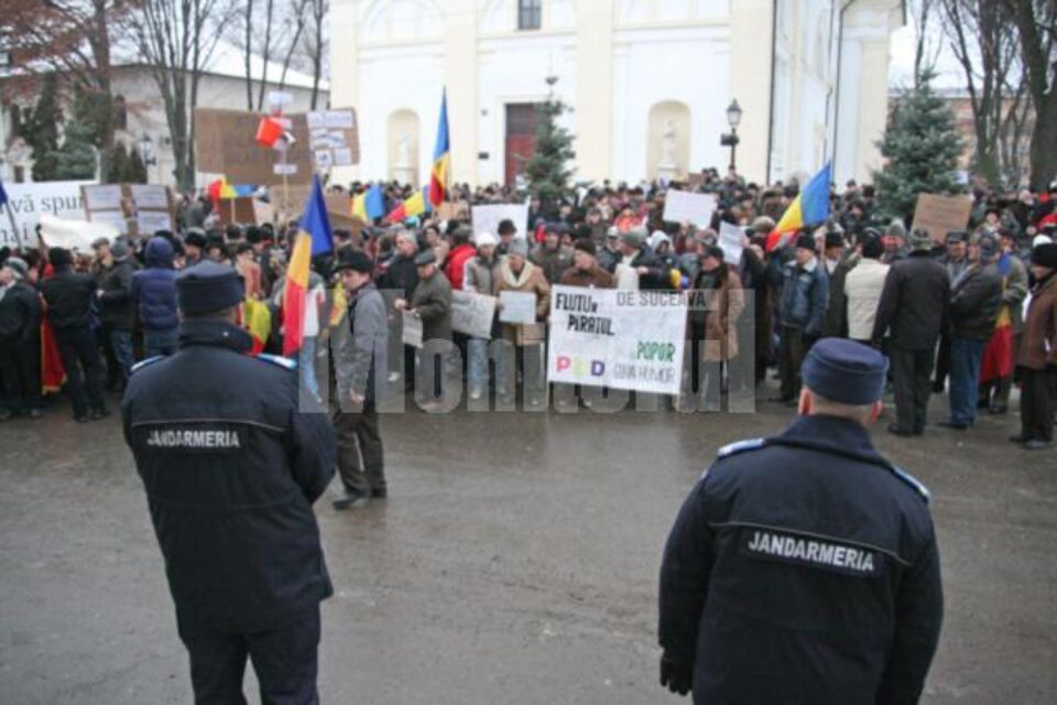 Aproximativ o mie de oameni, la mitingul organizat de PSD în fața Prefecturii