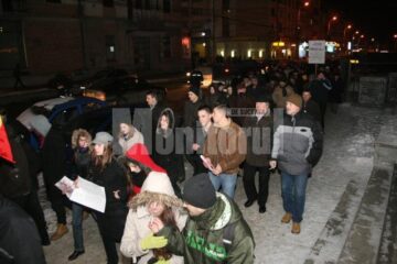 La protestul de ieri seara din fața Palatului Administrativ au fost mai puțin de o sută de persoane