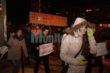 La protestul de ieri seara din fața Palatului Administrativ au fost mai puțin de o sută de persoane