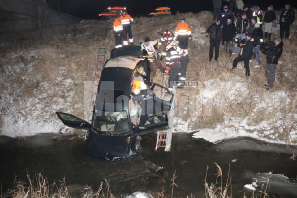 Pompierii au muncit mai bine de 40 de minute pentru a scoate răniții din mașina care risca să se scufunde, iar medicii care i-au preluat pe bărbați au spus că aceștia au scăpat ca prin minune