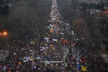Mii persoane au participat la acțiunea de protest a USL denumită "Miting pentru libertate", în zona Arcului de Triumf din București. Foto: MEDIAFAX