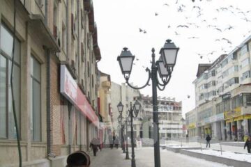 Stâlpii montați în centrul Sucevei au fost comandați special din Austria